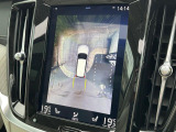 【360&deg;ビューカメラ】4台の高解像度カメラで360度の鳥瞰図を表示。隣の車や壁、死角にある障害物などを画面で確認できるため、狭いスペースでの駐車・出入りも安心です。