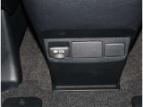 リアシートは可倒式になっていますので、長いお荷物も収納できます!!