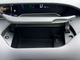 運転席アッパーボックス★USB電源ソケットが中にございます♪