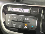 【オートエアコン】一度お好みの温度に設定すれば、車内の温度を検知し風量や温度を自動で調整。暑い&hellip;寒い&hellip;と何度もスイッチ操作をする必要はありません。快適な車内空間には必須の機能ですね♪