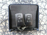 【スマートキー】キーをバッグやポケットに入れたままでもドアロックの開閉が出来るほか、エンジンキーを挿さなくてもエンジンスタートストップが出来ます。