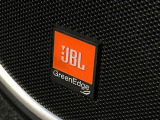【JBLサウンドシステム】メーカーオプションの高品位サウンドシステムを搭載。専用のチューニングが施された大小様々なスピーカーから良質なサウンドが奏でられ、臨場感あふれる音響空間を演出します。
