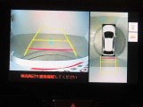 車両を上から見たような映像をナビ画面に表示するパノラミックビューモニター。運転席からの目視だけでは見にくい、車両周辺の状況をリアルタイムでしっかり確認できます
