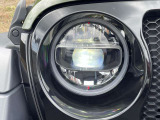 左側のLEDヘッドライトです。経年による紫外線クラックはなく、夜間の視界を明るく照らす十分な光量があることを確認済みです。