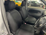 運転席の画像です。足元やシートまわりに余裕があり、リラックスした姿勢で運転が可能です。視界も良好で操作系へのアクセスもしやすく、快適で安心感のあるドライブをサポートします。
