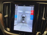 【360&deg;ビューカメラ】4台の高解像度カメラで360度の鳥瞰図を表示。隣の車や壁、死角にある障害物などを画面で確認できるため、狭いスペースでの駐車・出入りも安心です。