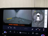 上から車両を見下ろしたような映像をナビゲーション画面に表示する「パノラミックビューモニター(床下透過表示機能付き)も搭載しています。