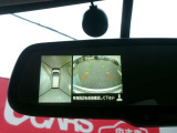 アラウンドビューモニターがルームミラーに映ります。360度見渡せるカメラで苦手な駐車も安心です。