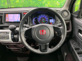 インテリアに合わせたデザインのステアリングは、運転される方のことも考え、運転しやすい形状、大きさです。是非一度、実際に触ってお確かめください。
