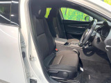 運転席シート廻りは使用感も少なく、良好な状態となっています。前オーナー様が丁寧に使っていたことがよくわかりますね。