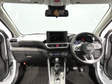 【見晴らしの良い運転席】フロントガラスが広く周囲を見渡しやすい設計です。自然な姿勢で運転に集中しやすい環境が整っており、日々の移動に安心感をプラスします。