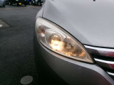 ハロゲンヘッドランプ付車です。シンプルな構造ゆえに信頼性が高く、万一の玉切れの際も交換コストが安く抑えれるのが魅力です。旅先でのトラブルにも迅速に対応できる実用性に優れた装備です。