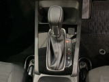 CVT車のセレクトレバーです。低速から高速まで、変速ショックのないスムーズな走りと、エンジン効率のよい領域を維持して燃費にも貢献します。