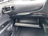 【グローブボックス】大容量のグローブボックスです!!車検証ケース他、日頃使う小物類の収納スペースもたくさんあります!