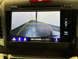 リバースギアに入れるだけで後方の表示へ切り替わります。夜間や雨の日の駐車も楽になりますよ。