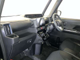 前方の見通しが良いすっきりした視界、誰でも扱いやすく運転できます。疲れにくく安心ドライブを更に快適なものにします!