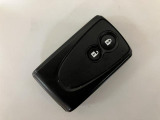 電子カードキーを携帯していれば、ドアハンドルやバックドアのリクエストスイッチを押すだけでドアの施錠・解錠が出来ます♪もちろん 遠隔操作も可能です!盗難防止のイモビライザー機能装備ですよ ☆