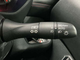 【オートライト】車のセンサーが周囲の明るさを感知し、自動でヘッドライトを点灯・消灯する機能です。この機能は夕暮れ時の交通事故が多い時間帯の安全性を高めてくれます。