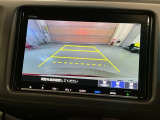 リバースギアに入れるだけで後方の表示へ切り替わります。夜間や雨の日の駐車も楽になりますよ。