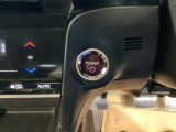 【ENGINE START/STOP】スマートキーをポケットやバッグに入れたままで、キーを差し込むことなくボタンを押すだけでエンジンが始動します。