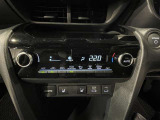 【オートエアコン】一度お好みの温度に設定すれば、車内の温度を検知し風量や温度を自動で調整。暑い&hellip;寒い&hellip;と何度もスイッチ操作をする必要はありません。快適な車内空間には必須の機能ですね♪