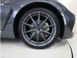 215/40R18タイヤと18インチアルミホイール(マットダークグレーメタリック)。足元を精悍に引き締め、BRZの走りをさらに際立たせます。