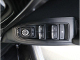 運転席には、ドアミラーの開閉および角度調整、集中ドアロック機能、さらには全ウィンドーの開閉操作を可能にするスイッチが一つに集約。運転中でもスムーズかつ効率的に操作でき、安全性と快適性に役立っています。