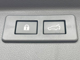 【パワーバックドア】スマートキーや運転席のボタンを押すだけでリアゲートが自動で開閉します!荷物を持っている時や、高い位置にあるバックドアを閉める際に便利な機能です♪