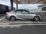 【安心のレクサス中古車保証付き】無料で1年間、走行距離は無制限です。さらに有料で、3年間まで延長可能、約60項目、5000部品が保証対象でございます。