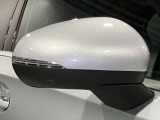 死角検知警告システムが装備されており、車線変更の際、死角に入る車両の検知、警告を行います。また、サイドミラー内部のインジケータが点灯し、危険の促しをしています。