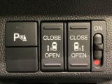 リアドアは乗り降りに便利な両側電動スライドドアです。また運転席に座っていながらスイッチ操作で自在にスライドドアを開け閉めできます。