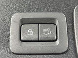 【パワーバックドア】スマートキーや運転席のボタンを押すだけでリアゲートが自動で開閉します!荷物を持っている時や、高い位置にあるバックドアを閉める際に便利な機能です♪