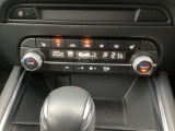 運転席と助手席それぞれに独立して設定温度を調節できるフルオートエアコンを標準装備。