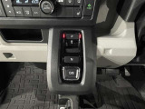 【電動パーキング】ボタンひとつでパーキングON。女性の方や運転に慣れていない方にも安心.