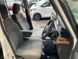 運転席・助手席は、ゆったりと座れるサイズで、長時間の運転でも快適です。