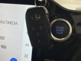 【スマートキー】カバンやポケットに入れたままでもドアの施錠・解錠が可能なスマートキーを装備。エンジンのオン・オフ時もカギを取り出す必要が無いからとっても便利です♪