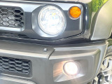 【LEDヘッドライト】悪天候や夜間走行時も良好な視界を確保し安心して運転できる高輝度LEDヘッドライトを装備!点灯速度が早く、消費電力も抑えられています。
