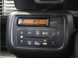 【オートエアコン】温度を設定すれば自動で快適な車内温度を保ちます。エアコン内部の高性能脱臭フィルターで車内のアレルゲンや花粉を除去。