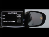 隣車線を走る車両をレーダーで検知し、ドアミラーでは確認しにくい後側方エリアに存在する車両に加え、急接近してくる車両も検知します。車両を検知するとドアミラーに搭載されたLEDインジケーターが点灯します。