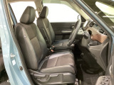 女性でも運転がしやすいように、シートの高さ調整機能(シートリフター)がついています。運転席と助手席の間が空いている為、助手席側への移動がスムーズです。交通量の多い道でも助手席側から乗り降りができます。