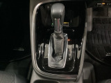 「e:HEV」は、モーター走行を中心にしながら電気エネルギーやエンジン動力を最も効率よく使い分けることができる賢いハイブリッドシステムです。サイドブレーキはスイッチ操作の電子制御パーキングブレーキです