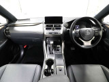 上質で落ち着いた印象のインパネ。視界も広々で運転しやすいです。