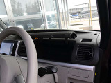 運転席前にも収納が有りますので室内も片付きます。