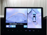 【パノラマモニター】に搭載した4つのカメラにより、車を真上から見ているような映像を表示。運転席から確認しにくい車両周囲の状況を把握できます。