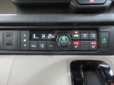 AUTOエアコンでいつでも快適な温度に!さらに運転席と助手席にはシートヒーターも付いています。