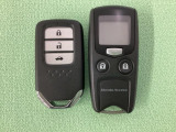 スマートキーを装備しています。鍵を差し込むことなくドアロックの開け閉めと、スタートボタン操作でのエンジンスタートができます。加えて、純正リモコンエンジンスターター用の操作キーもついています。