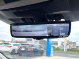 【スマートリヤビューミラー】後席の大きな荷物や同乗者で後方が確認しづらい時でも安心!カメラが撮影した車両後方の映像をルームミラー内に表示。クリアな視界で状況の確認が可能です!