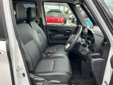 【運転席】座り心地が良いシートなので長時間の運転でも快適にお過ごしいただけます。新品のフロアマットのご注文も可能です。掲載箇所以外にご希望の写真がございましたらお気軽にお問い合わせ下さい。