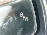 【ブラインドスポットモニター】走行中、ドアミラーの死角になりやすい箇所に後続車が接近するとサイドミラーのレンズに警告を表示!ドライバーに注意喚起をしてくれます。