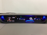 デジタル表示のスピードメーターとタコメーターを大きく配した見やすいメーター部になっています。左側のインフォメーション画面でオドメーターや燃費などの情報を確認できます。